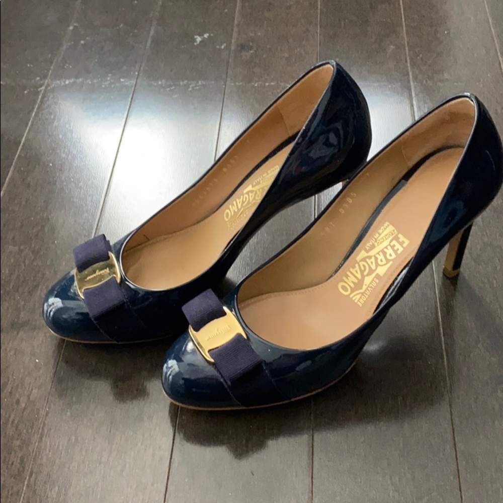 Salvatore Ferragamo Vera pump size 7